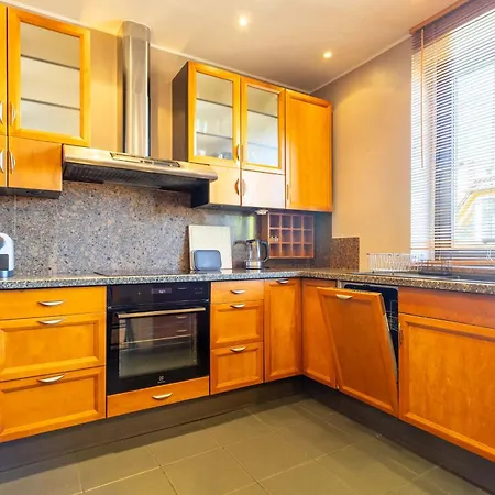 Family With A Beautiful Garden In Great Location By Renters