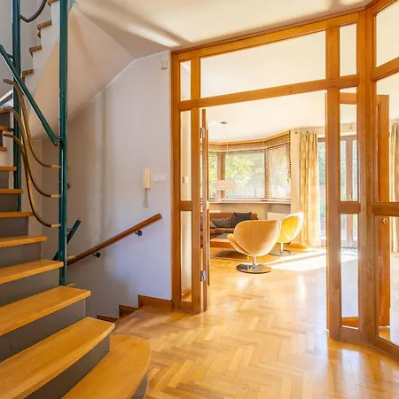 Family With A Beautiful Garden In Great Location By Renters 펜션