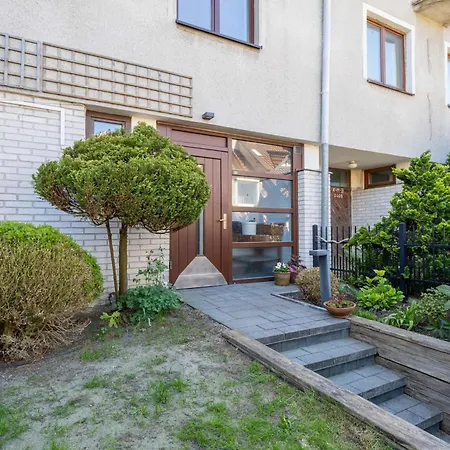 Family With A Beautiful Garden In Great Location By Renters *